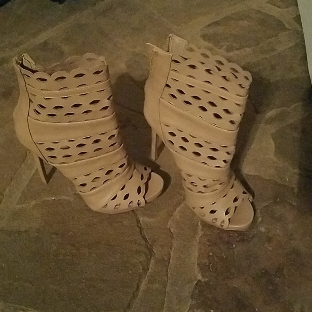 New, never worn super cute heels
